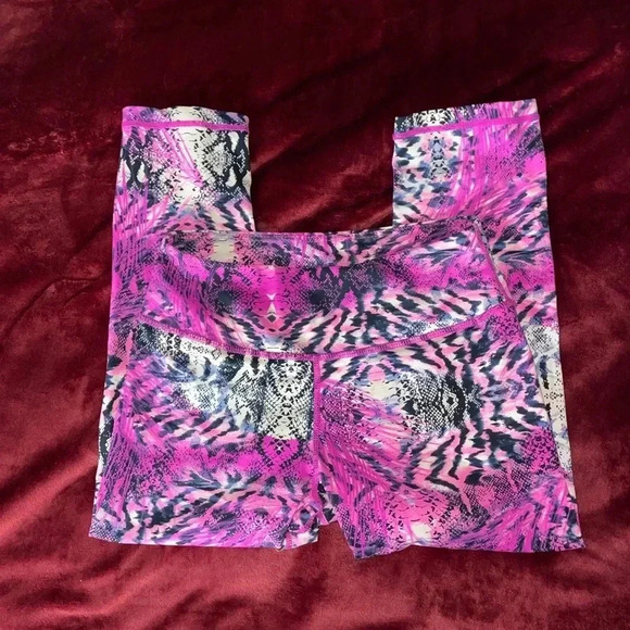 Lululemon wonder under (rare) crop - Picture 1 of 6